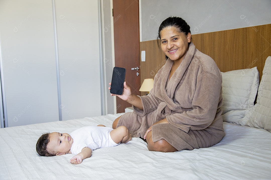 Mãe jovem cuidadando de seu filho sobre quarto