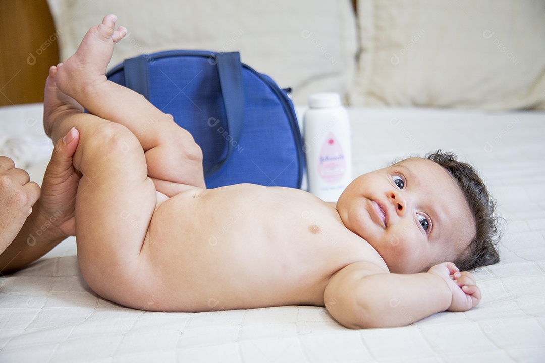 Bebê fofo sobre cama de quarto
