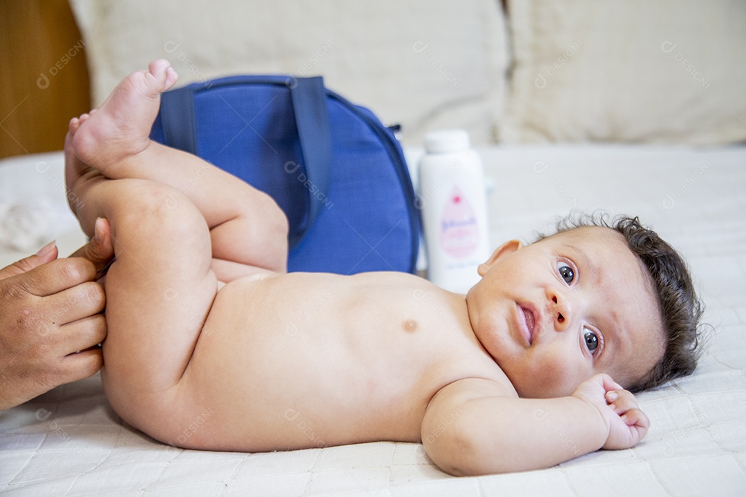 Bebê fofo sobre cama de quarto