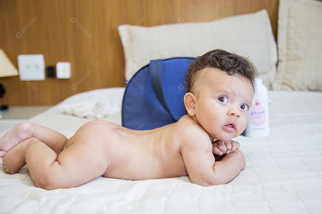 Bebê fofo sobre cama de quarto