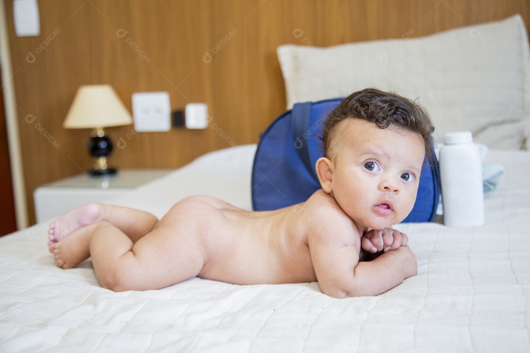 Bebê fofo sobre cama de quarto