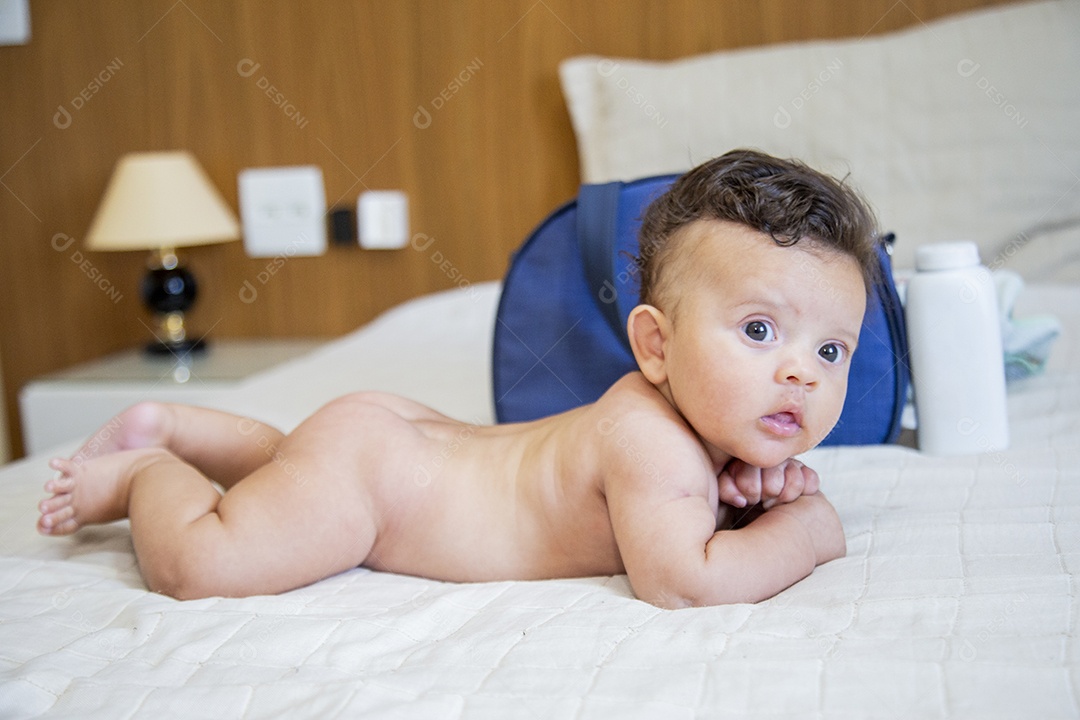 Bebê fofo sobre cama de quarto