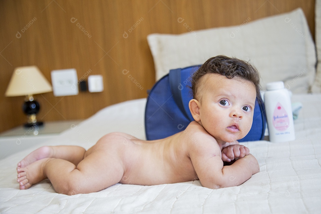 Bebê fofo sobre cama de quarto