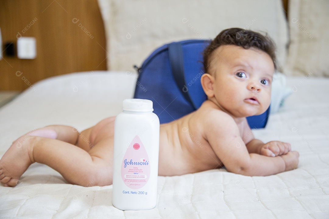 Bebê fofo sobre cama de quarto