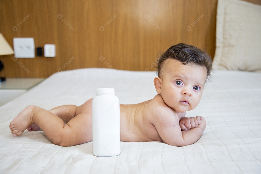 Bebê fofo sobre cama de quarto
