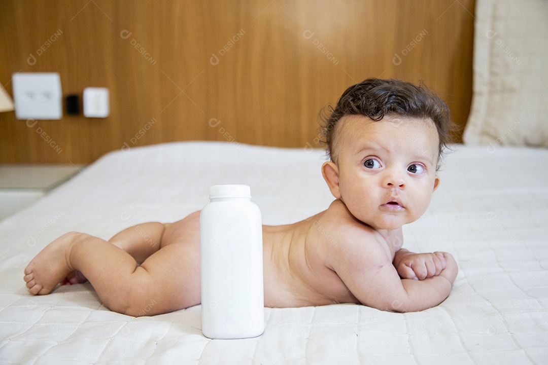 Bebê fofo sobre cama de quarto