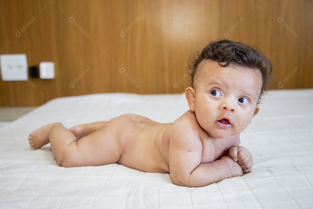 Bebê fofo sobre cama de quarto