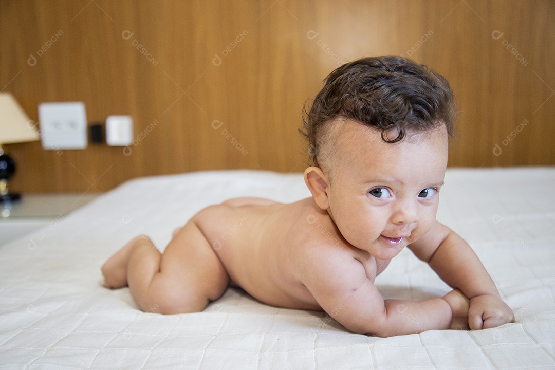 Bebê fofo sobre cama de quarto