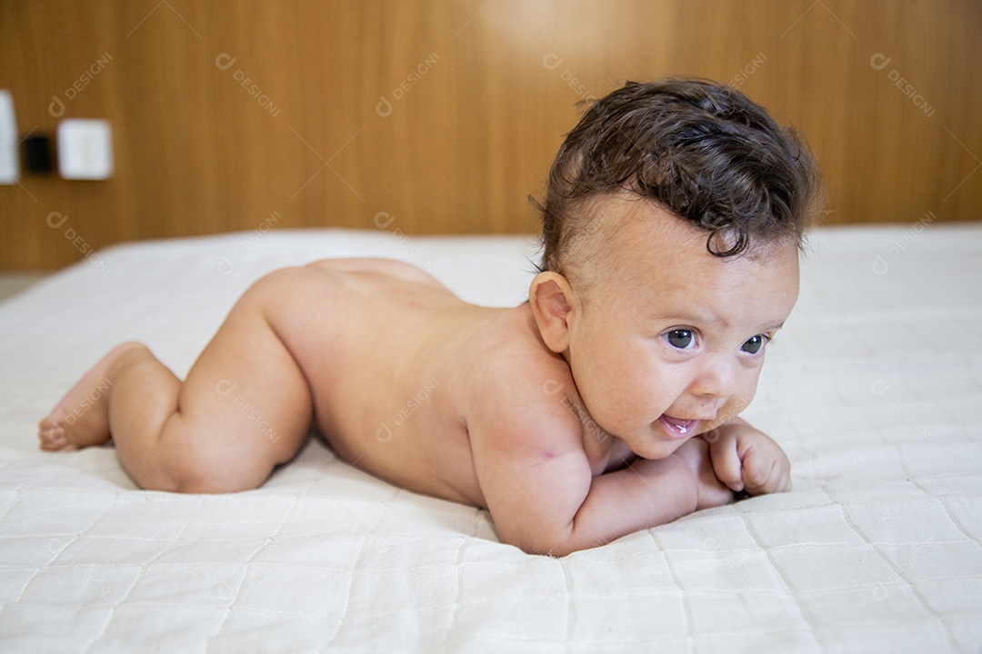 Bebê fofo sobre cama de quarto