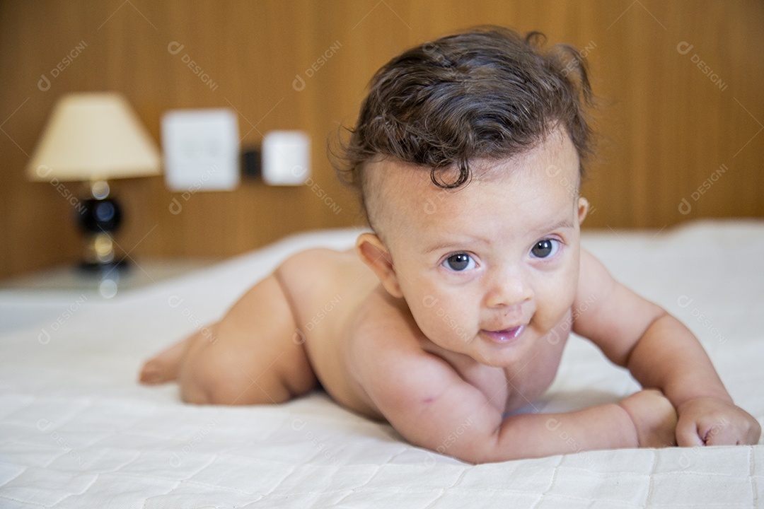 Bebê fofo sobre cama de quarto