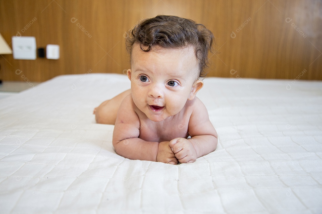 Bebê fofo sobre cama de quarto