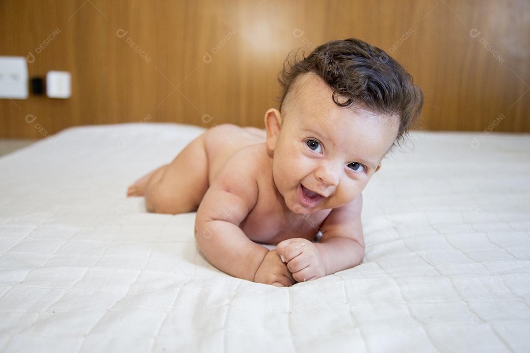 Bebê fofo sobre cama de quarto