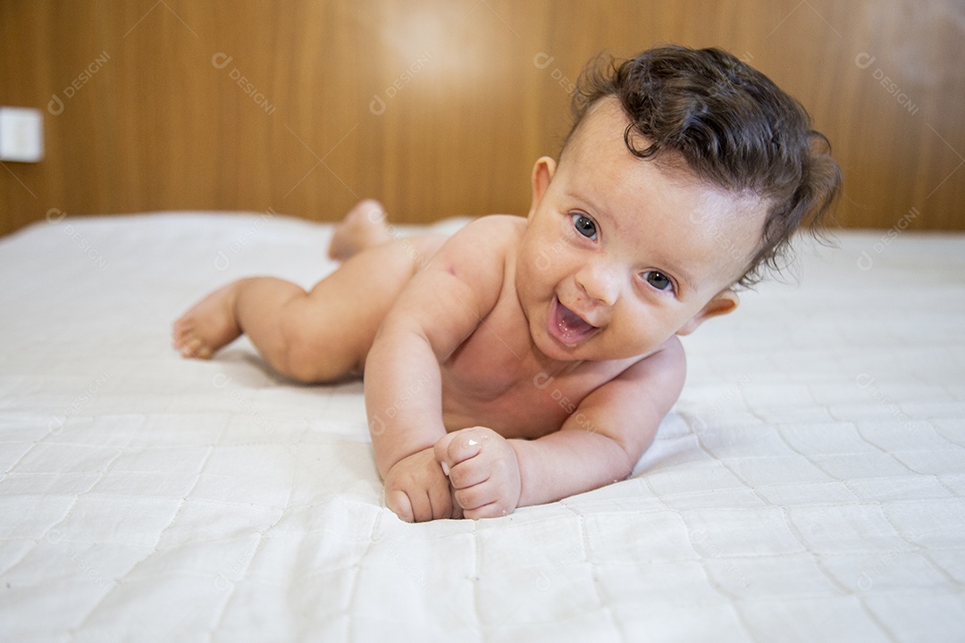 Bebê fofo sobre cama de quarto