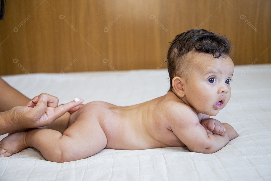 Mãe jovem cuidadando de seu filho sobre quarto