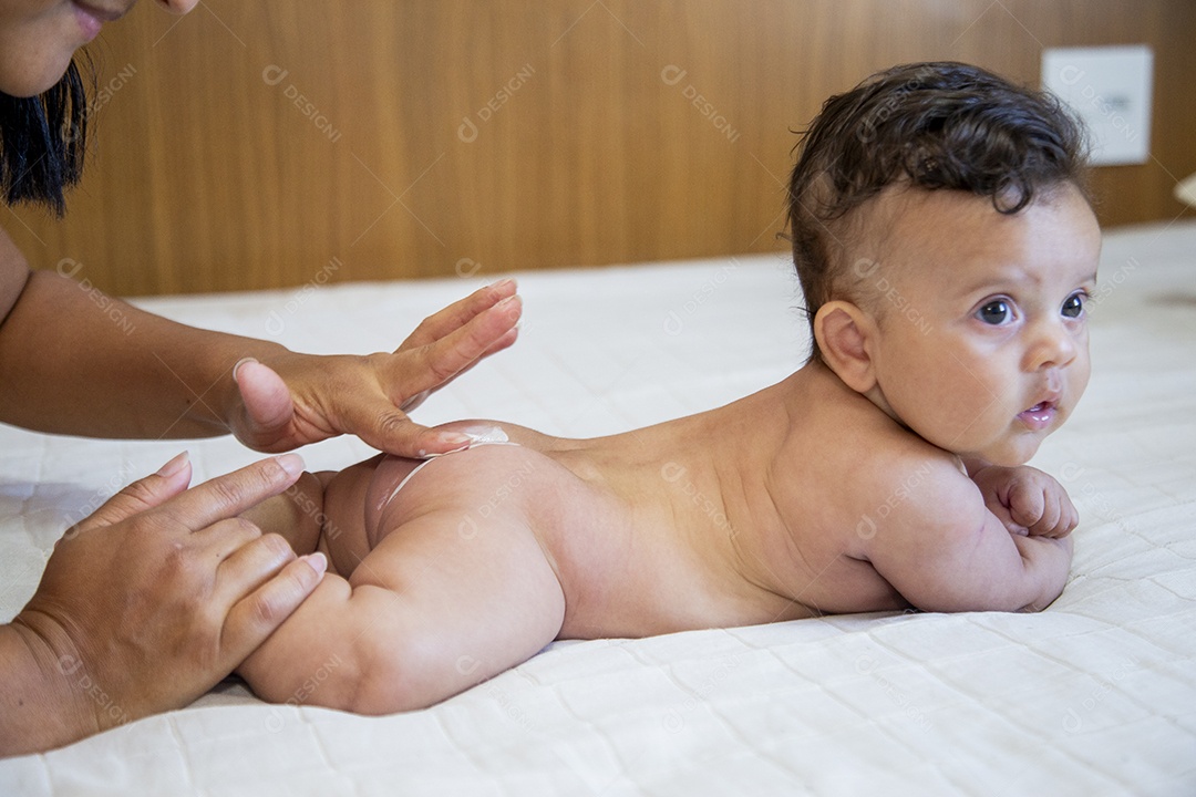 Bebê fofo sobre cama de quarto