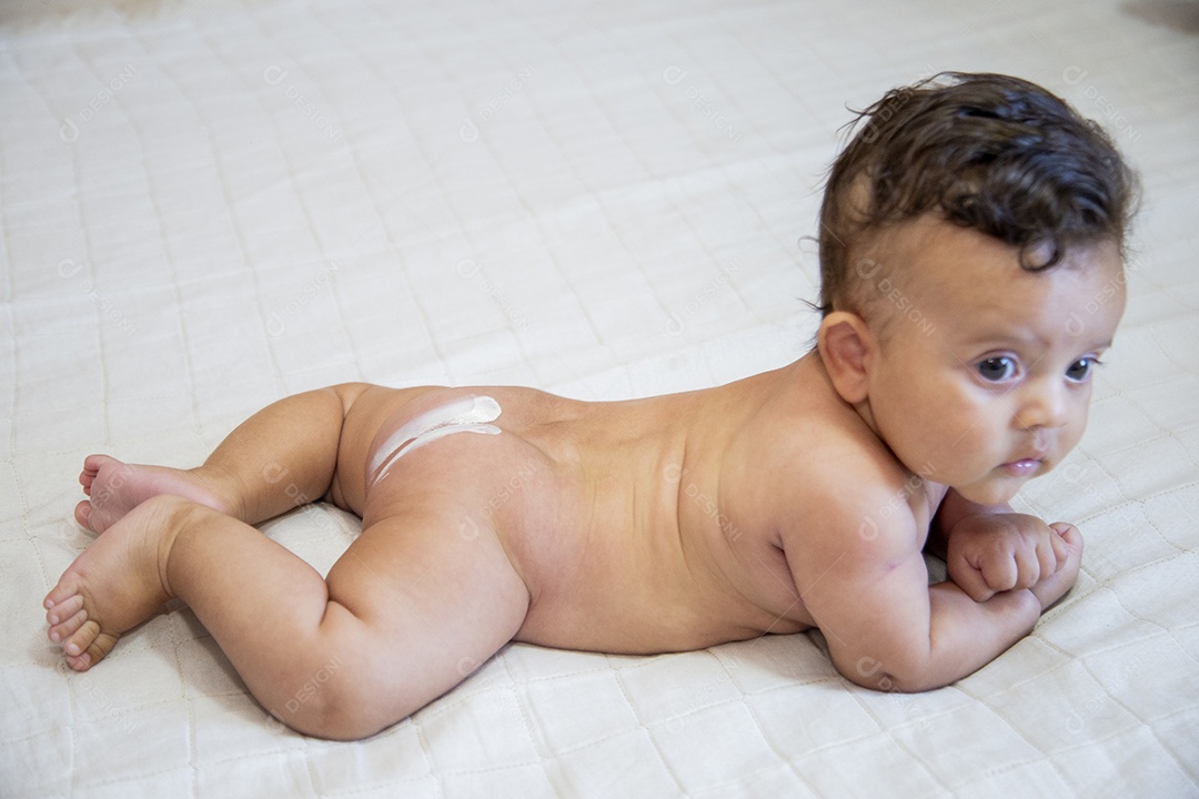 Bebê fofo sobre cama de quarto