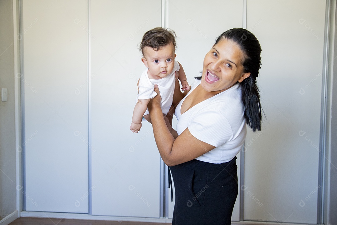 Mãe jovem cuidadando de seu filho sobre quarto