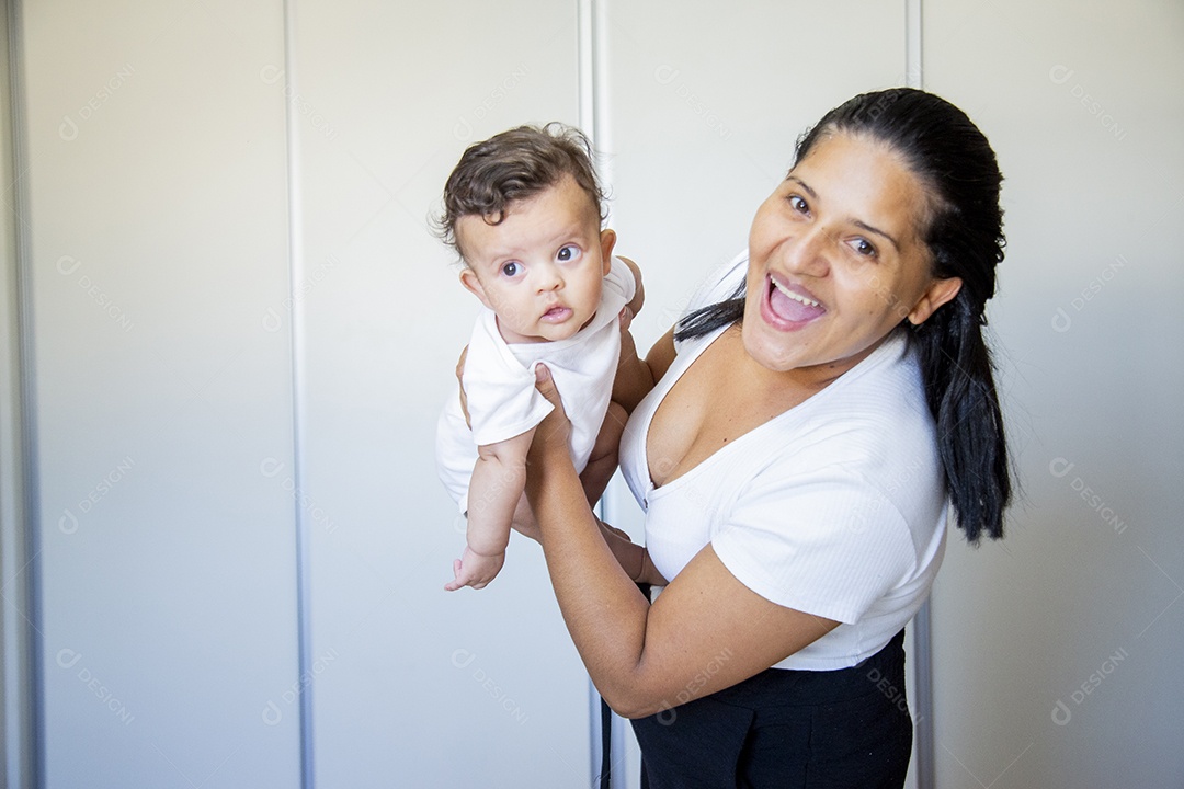 Mãe jovem cuidadando de seu filho sobre quarto