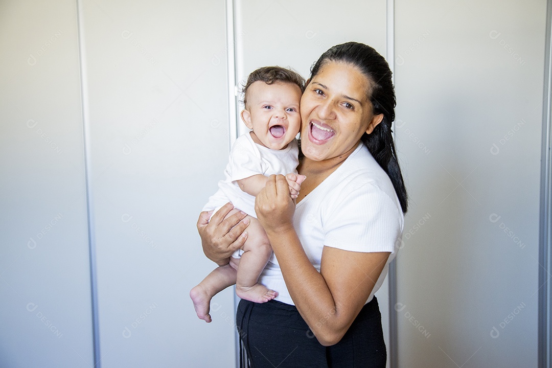 Mãe jovem cuidadando de seu filho sobre quarto