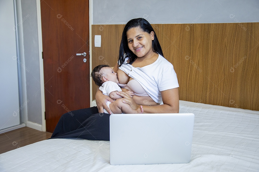 Mãe jovem cuidadando de seu filho sobre quarto