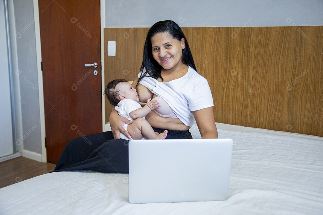 Mãe jovem cuidadando de seu filho sobre quarto