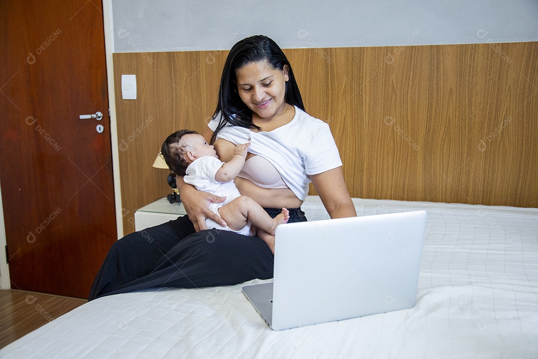 Mãe jovem cuidadando de seu filho sobre quarto