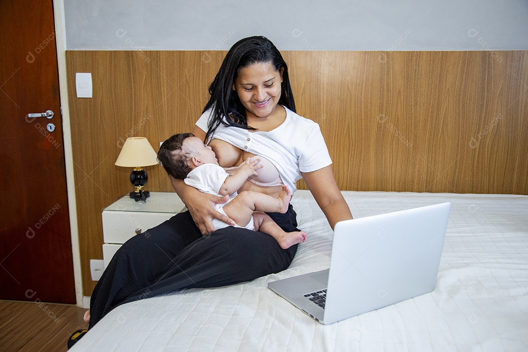 Mãe jovem cuidadando de seu filho sobre quarto