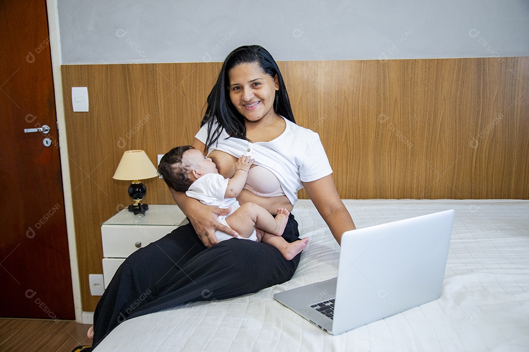Mãe jovem cuidadando de seu filho sobre quarto