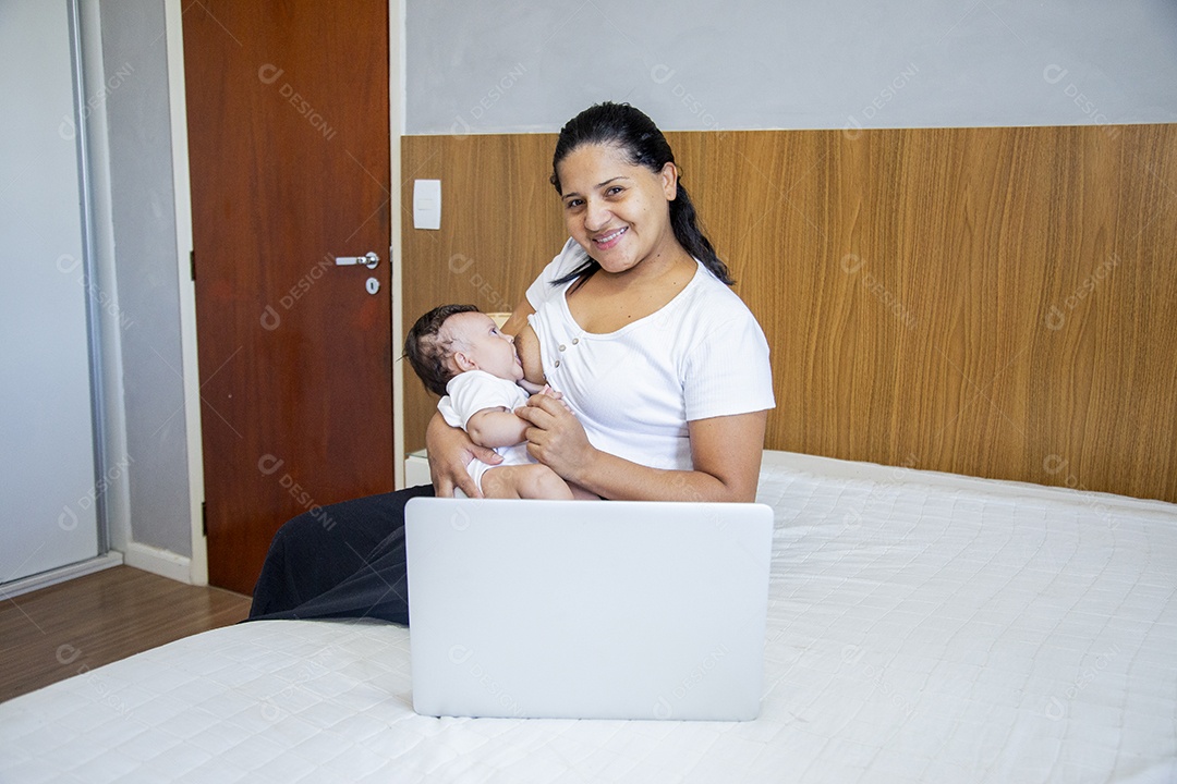 Mãe jovem cuidadando de seu filho sobre quarto