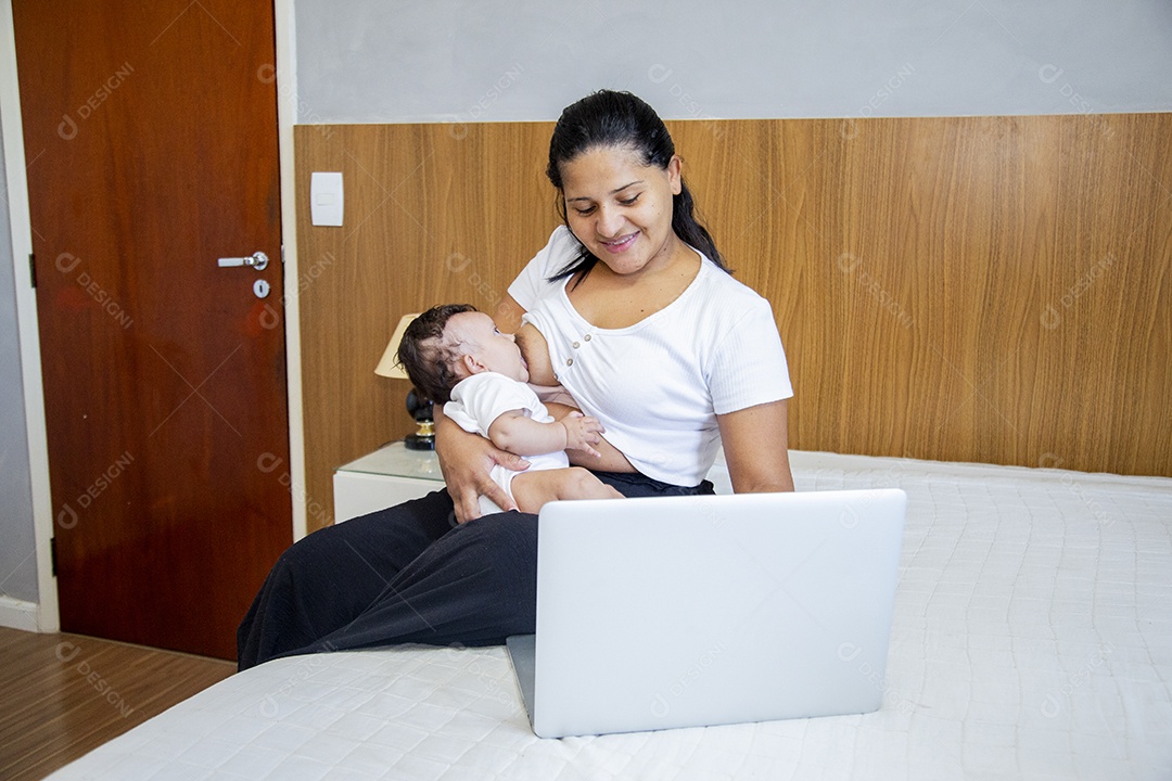 Mãe jovem cuidadando de seu filho sobre quarto