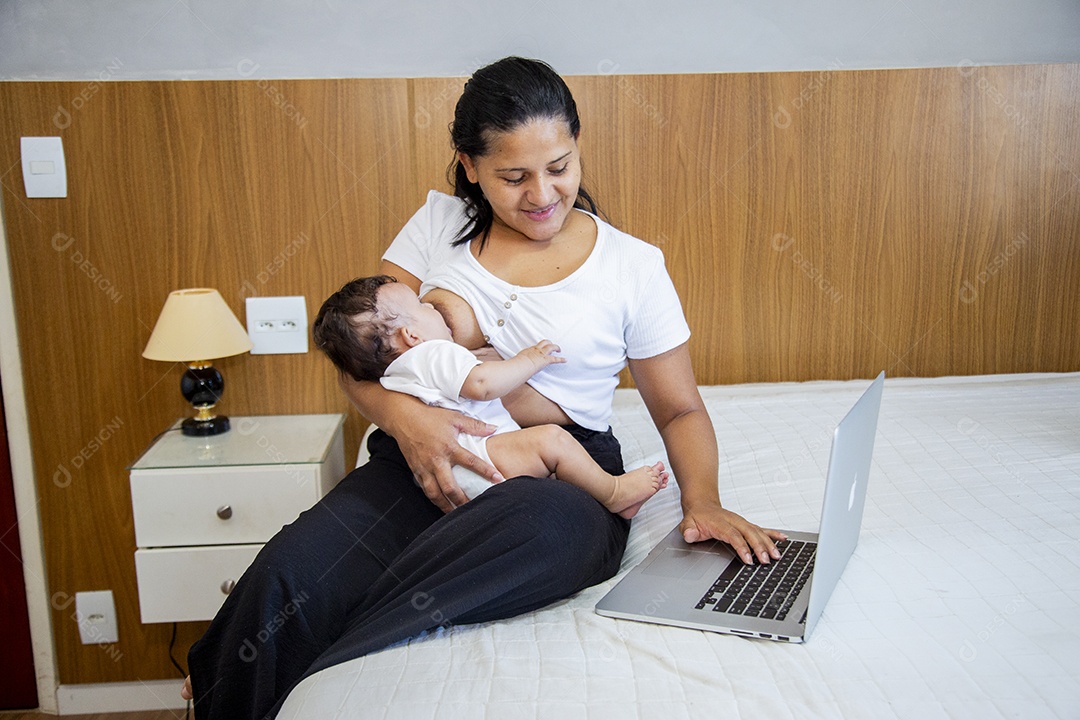 Mãe jovem cuidadando de seu filho sobre quarto