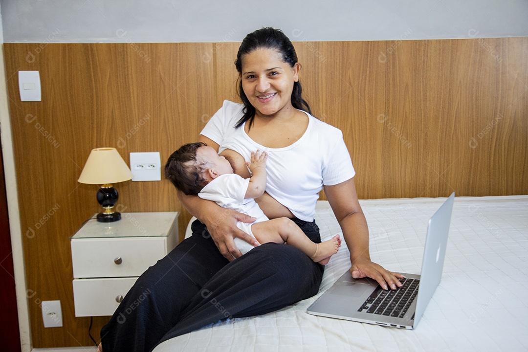 Mãe jovem cuidadando de seu filho sobre quarto