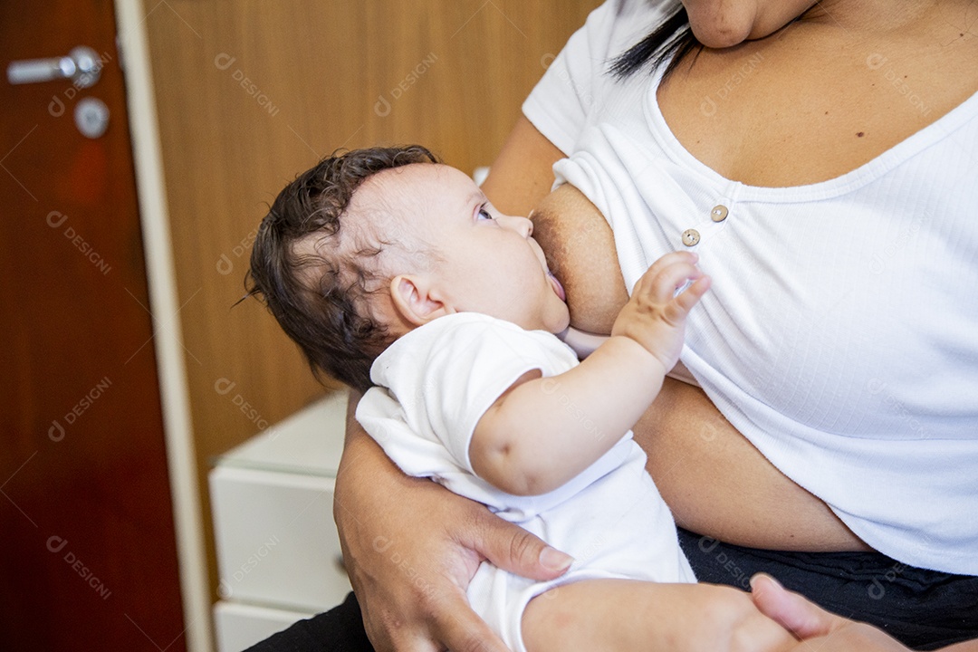 Mãe jovem amamentando seu filho sobre quarto