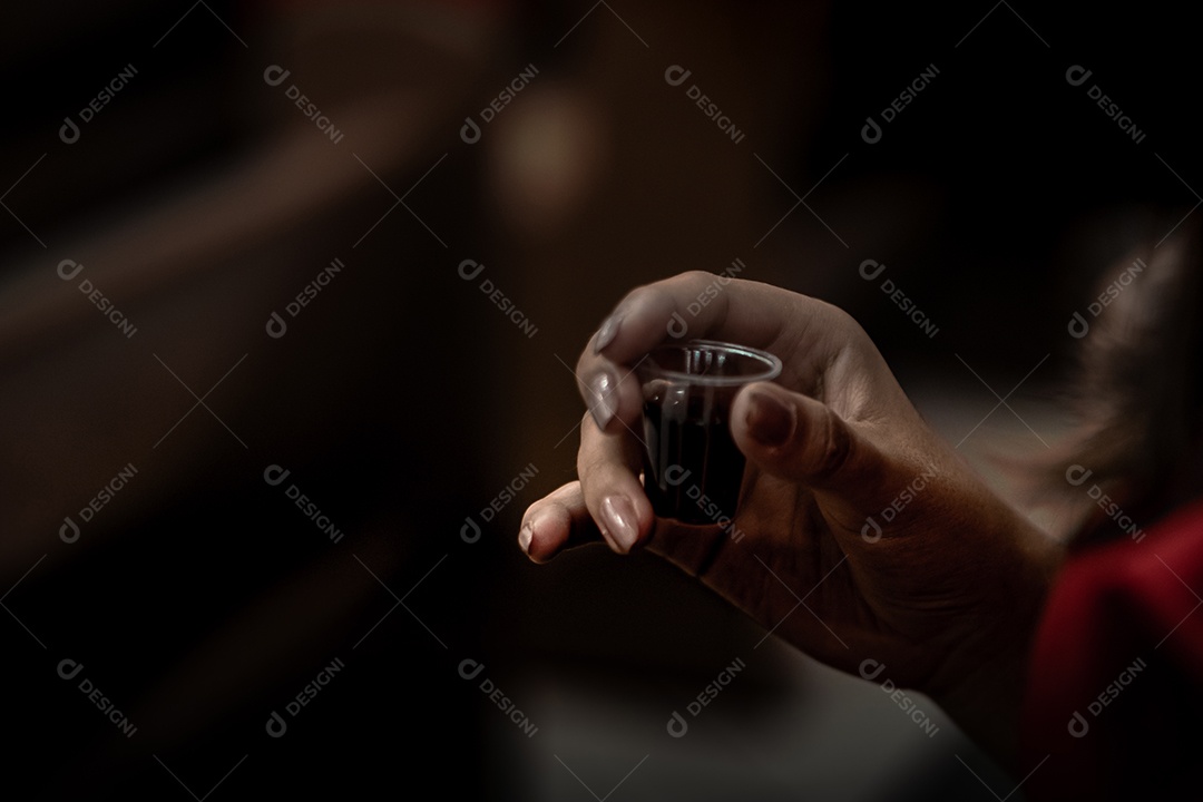 Mão de uma mulher com vinho