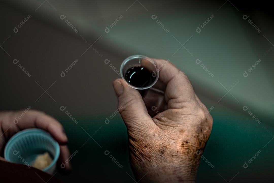 Mão com pão e vinho para ceia