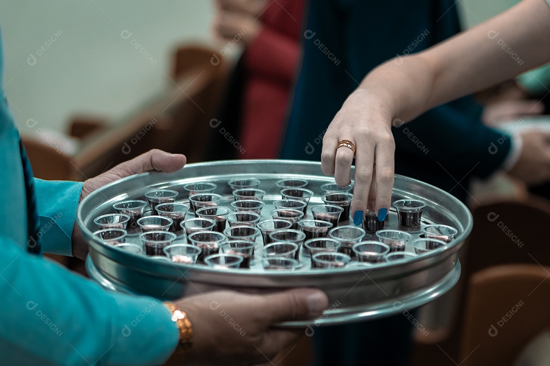 Mãos pegando pão e vinho para ceia