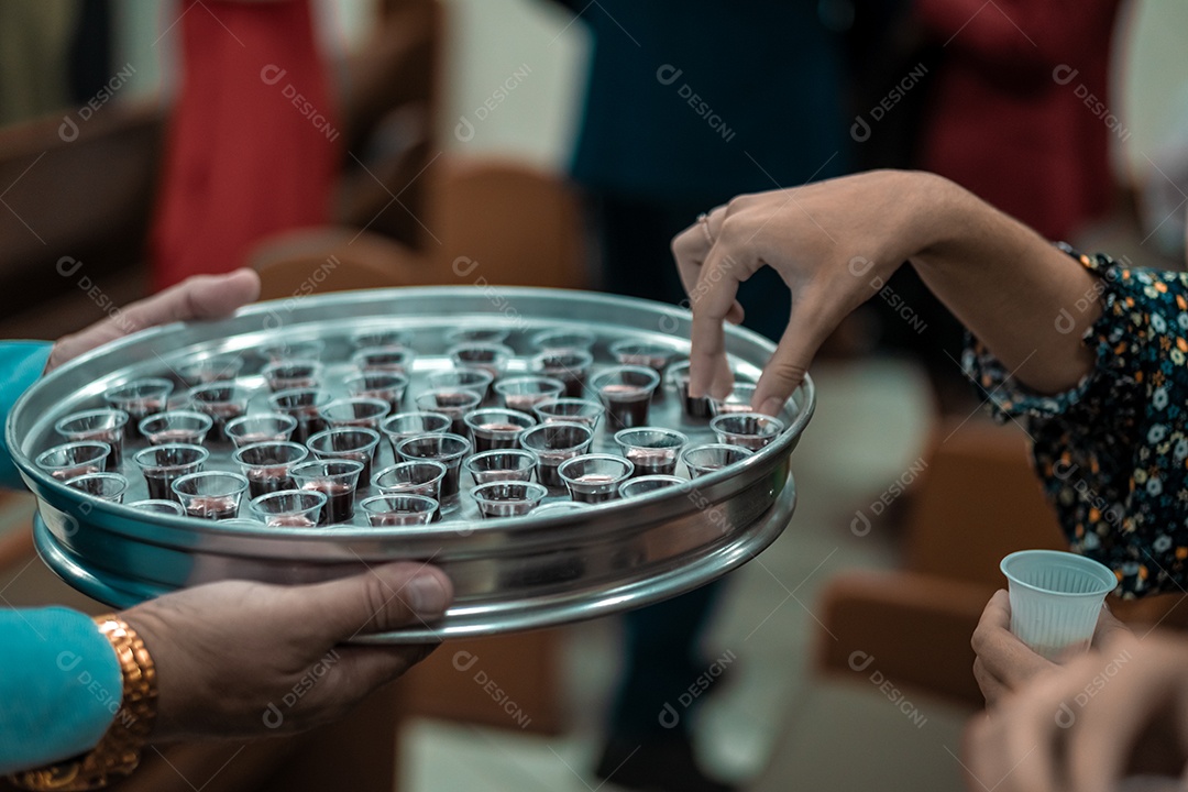 Forma com copinhos de vinho para ceia da igreja