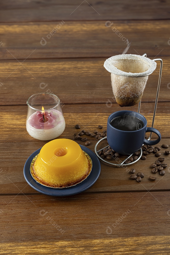 Quindim delicioso grãos e xícara de café