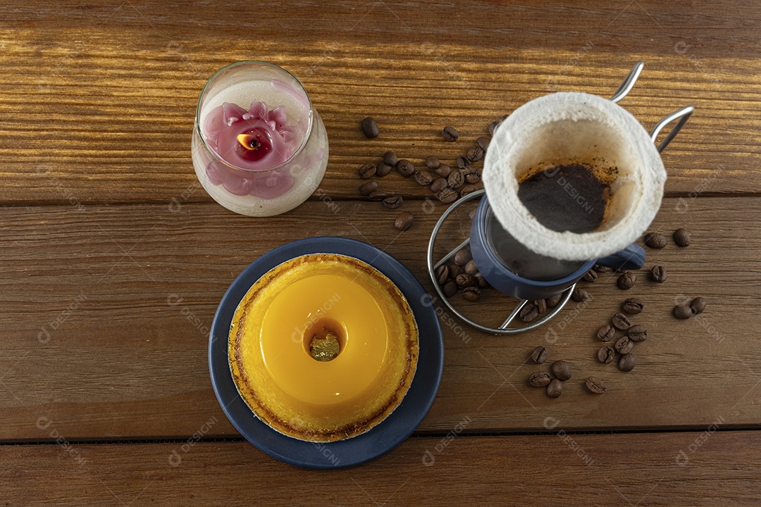 Quindim delicioso grãos e xícara de café