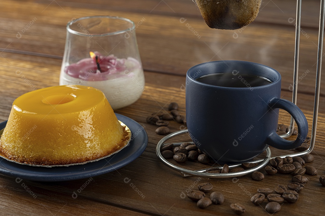 Quindim delicioso grãos e xícara de café