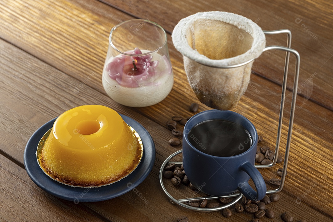 Café passando e quindim ao lado com velas aromatizada