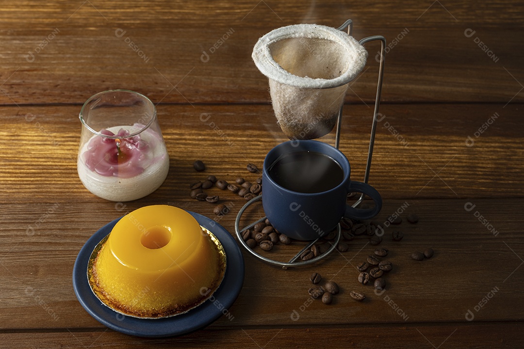 Café passando e quindim ao lado com velas aromatizada