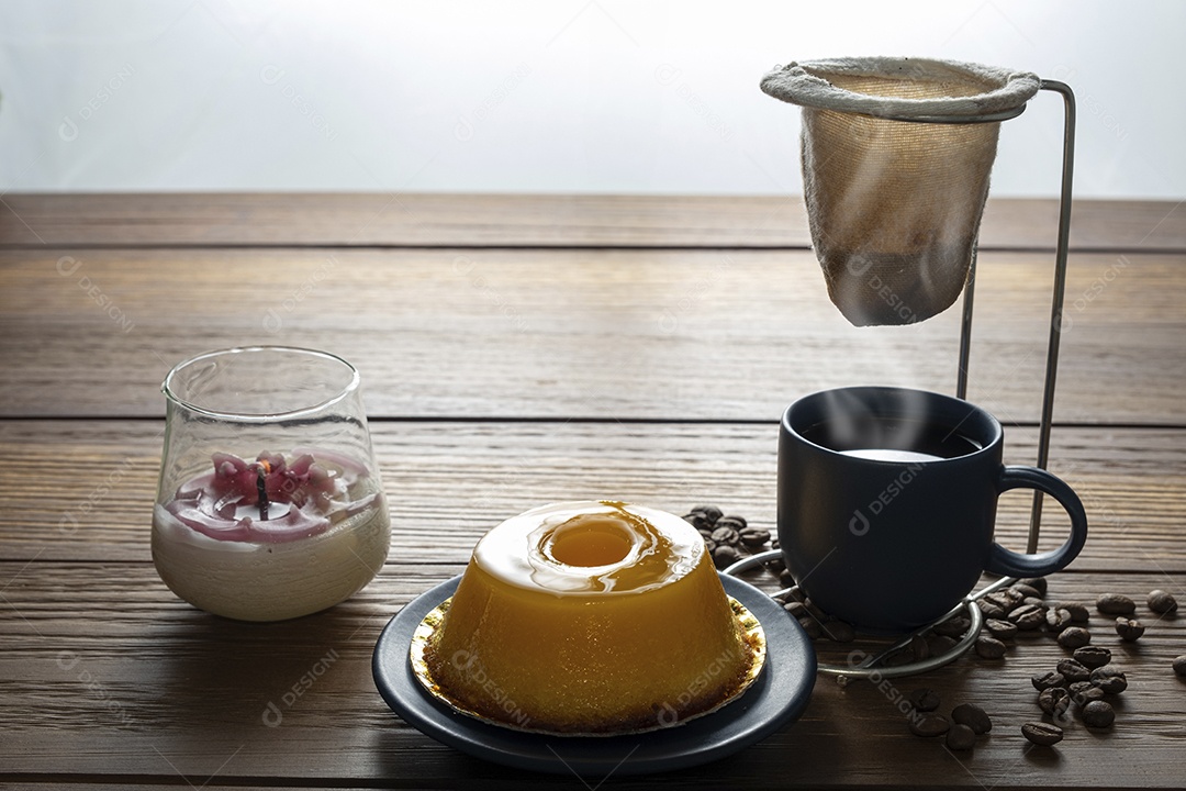 Quindim delicioso e xícara de café