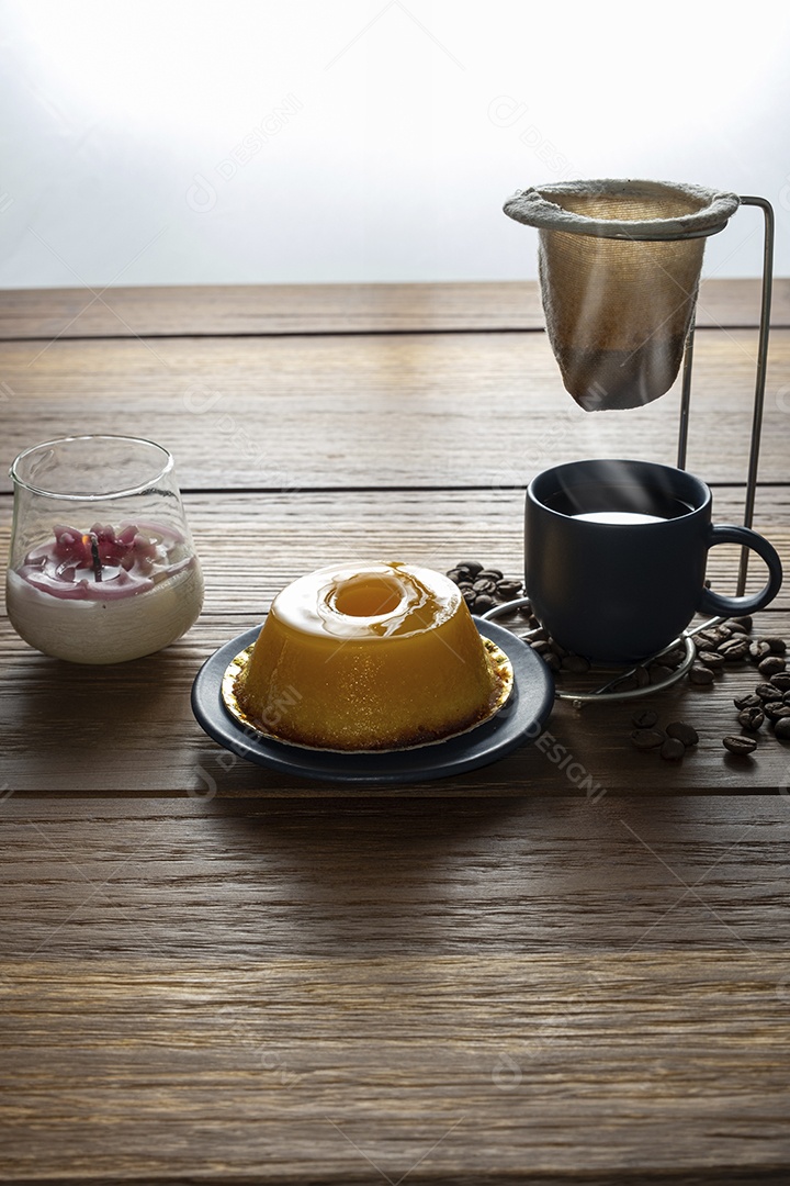 Quindim delicioso e xícara de café