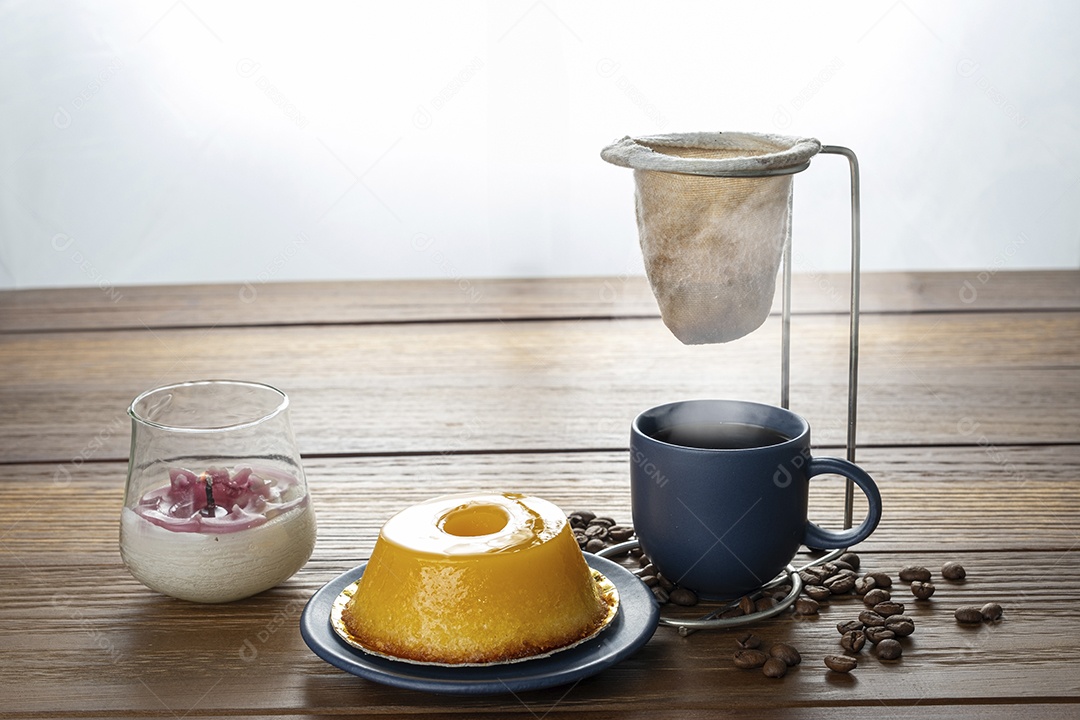 Quindim delicioso e xícara de café