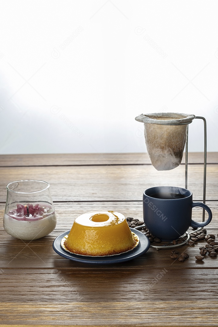 Quindim delicioso e xícara de café