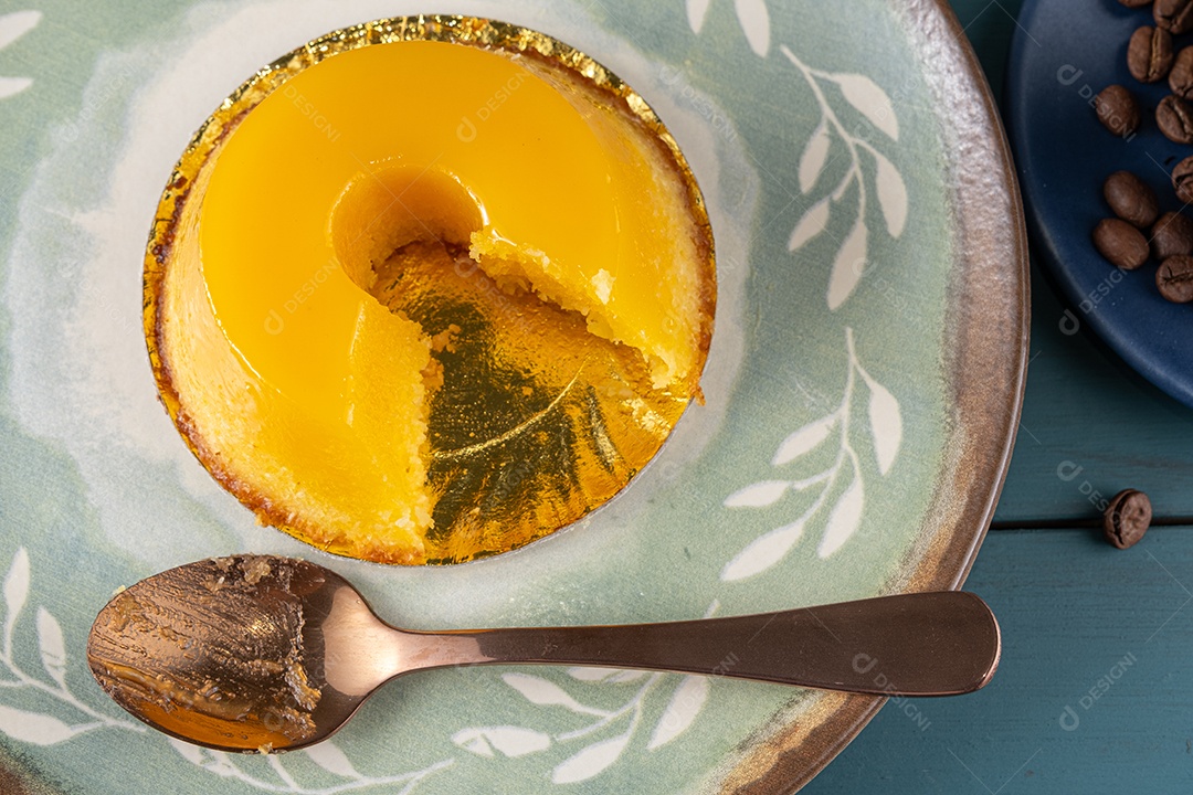 Quindim delicioso e xícara de café