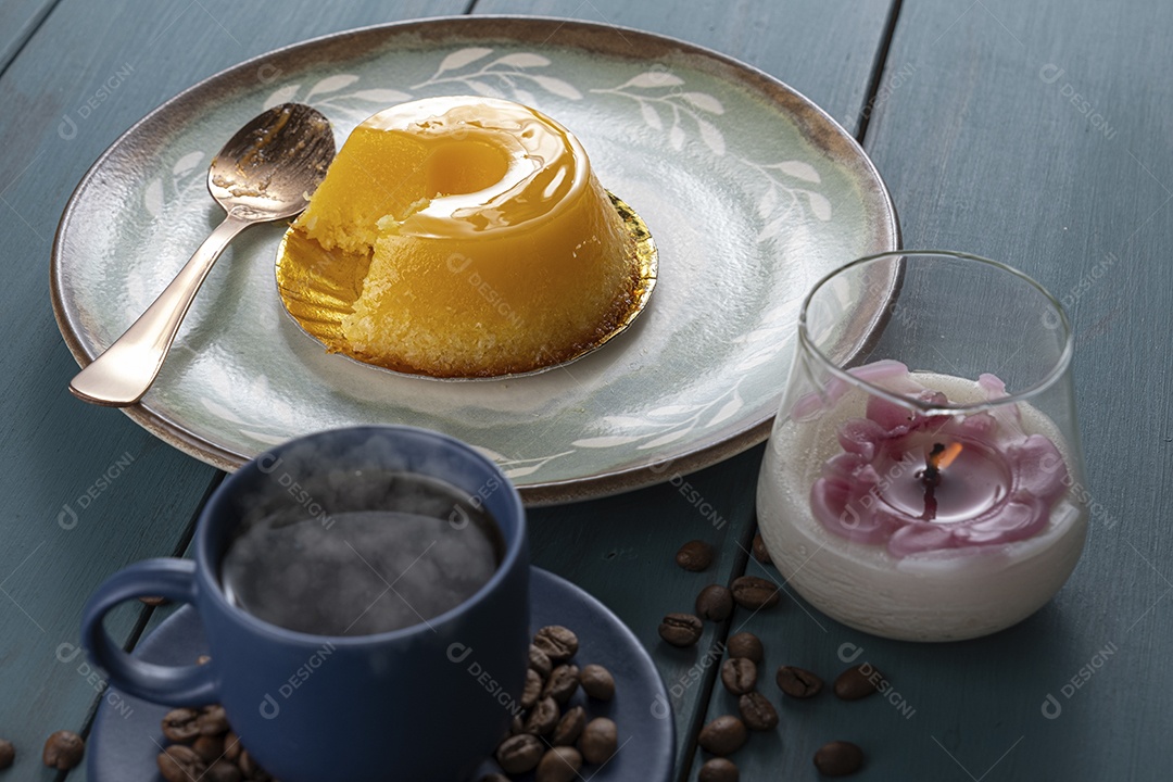 Quindim delicioso e xícara de café