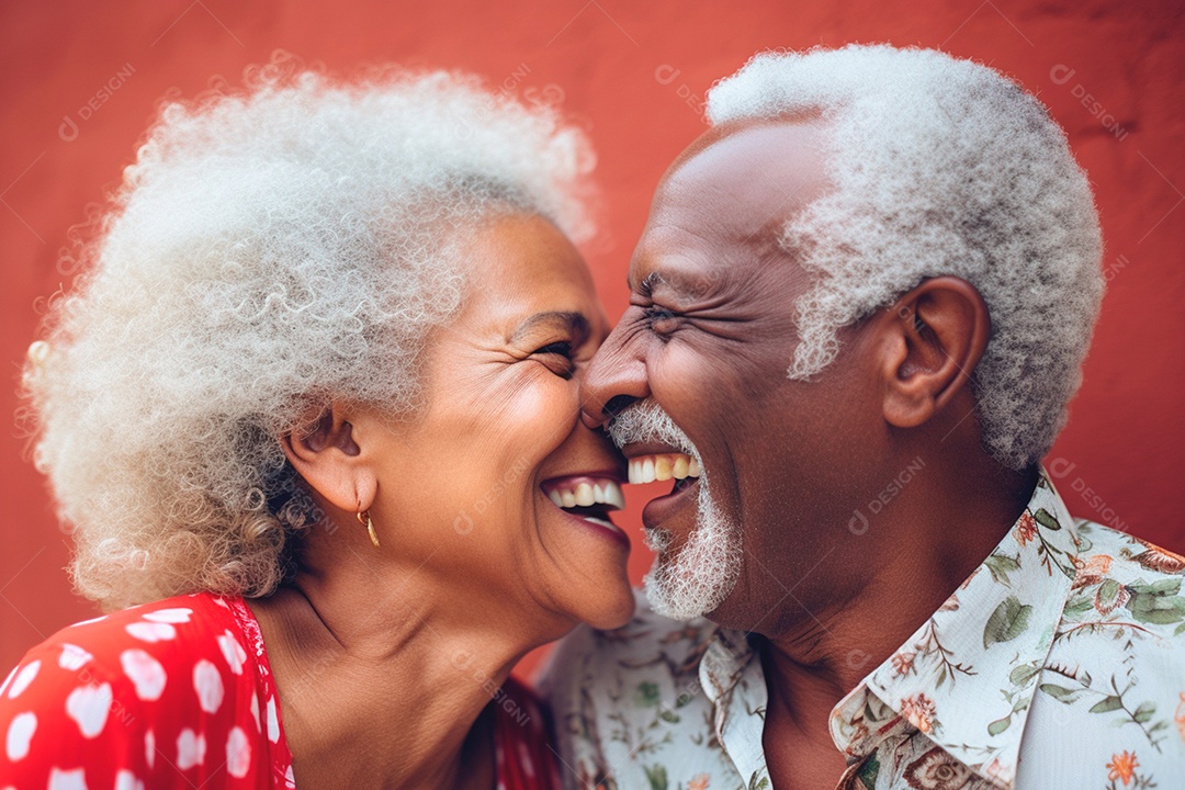 Casal lindo e feliz de idosos apaixonados