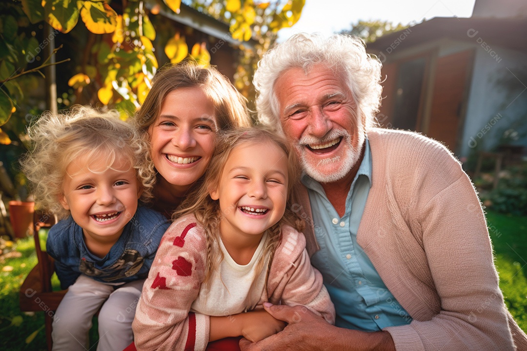 Uma família alegre se reúne com sorrisos iluminando seus rostos